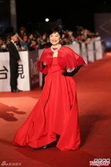 组图：林青霞牵手李安亮相 珍珠耀眼红裙霸气