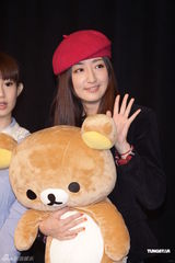 组图：郭采洁杨一展接捧《小资》 邱泽抱熊卖萌