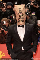 组图：拉斯冯提尔抗议戛纳 拉博夫套纸袋走红毯