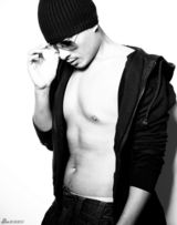 组图：陈龙写真秀猛男范儿 粉碎新武松瘦削质疑