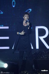 组图：董璇黑色短裙小露香肩 新婚第三天亮相活动 