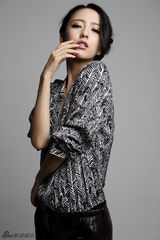 组图：佟丽娅时尚写真妩媚与气场并存