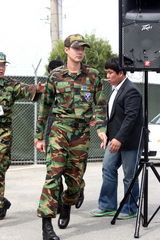 高清组图：赵仁成退役帅气依旧 行军礼告别军队