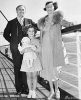 组图：邓波儿罕见生活照曝光 抱女儿显母爱