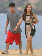 组图：比伯玩惊险悬崖跳水 飞身一跃跳入大海