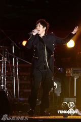 组图：五月天张惠妹等接力开唱 领众人跨越2011年