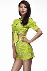 组图：贾青最新写真精彩演绎今夏潮服