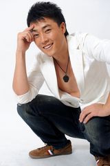 组图：乔大韦服饰写真黑白两相宜