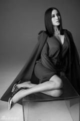 组图：宋佳烟熏装登封面 为演萧红不惧精神错乱