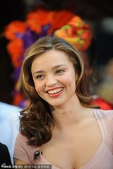 组图：米兰达低胸露事业线 扳腿秀软功贴男主持