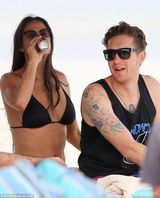 组图:51岁黛米-摩尔新欢曝光 亲密咬耳激情难挡