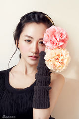 组图：杨蓉清新写真妆容精致 俏皮公主笑容甜美