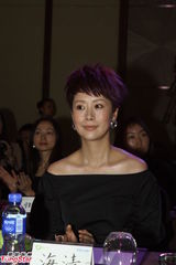 组图：海清赴上海助阵公益 黑裙秀性感锁骨