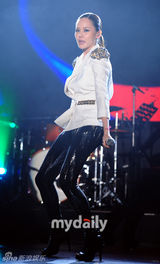 组图：吴允儿IVY等出席慈善义演 倾情演唱献爱心