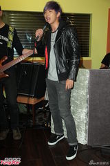 组图：黄鸿升生日开唱 喜收高档耳机