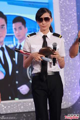 高清图：《冲上云霄2》庆功 张智霖跪吻陈法拉