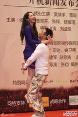 组图：吴镇宇遭10岁萝莉求婚 只求投怀送抱董璇