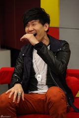 组图：林俊杰做客新浪聊天 吐舌卖萌酒窝俏皮