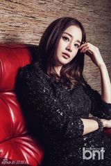 组图：金泰熙写真曝光 黑连衣裙装帅气优雅