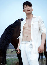 组图：魏炳桦牵马质感写真 硬朗帅气