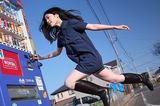 组图：东京浮游少女网络爆红 抛开压力自由跳跃