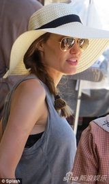 组图：朱莉戴草帽现身片场 亲切见粉丝笑容可掬