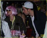 组图：暮光情侣戴同款面具恩爱牵手过万圣节