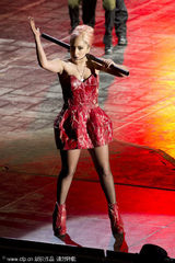 组图：Gaga温哥华半躺热舞露底 撑破皮裤秀臀部