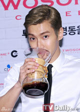 组图：SJ始源出席咖啡店开业典礼变帅气咖啡师