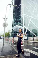 明星爱街拍：袁姗姗化身雨中精灵大步前行