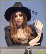 组图：LadyGaga获小野洋子称赞 领和平奖不玩浮夸