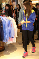 组图：f(x)宋茜便装出席签名会笑容娇美