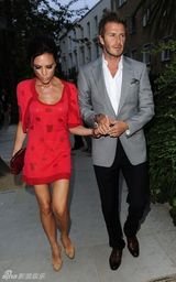 幻灯图集：贝克汉姆辣妹夫妇盛装出席好友生日会