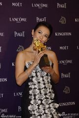 组图：金马后台章子怡吻奖杯 蔡明亮李康生合体