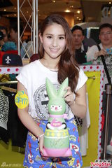 组图：何超莲出席慈善活动 T恤印有吴克群头像