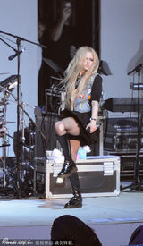 组图：艾薇儿广州会歌迷 卖力跳唱证未怀孕