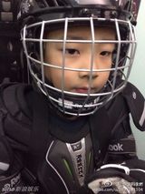 组图：石头全副武装练冰球 场上拼抢帅气十足