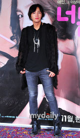 组图：张根硕金荷娜出席新片《宠物情人》发布会