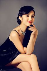 组图：王晓晨复古写真大气性感 重现优雅赫本风