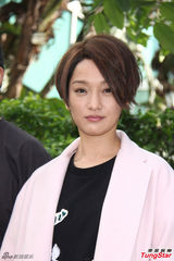 组图：《撒娇女人》见面会 周迅穿大衣倦脸现身