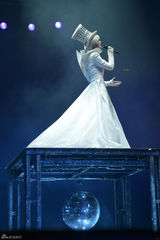 组图：李宇春上海巡演百变造型闪花眼