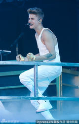 组图：比伯不受分手影响 背巨型翅膀开唱引尖叫