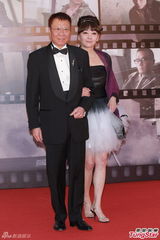 组图：黄岳泰夫妇走红毯 妻子白色蓬裙显活力