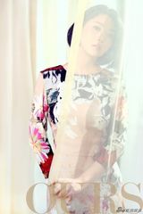 组图：殷桃杂志写真显清新干练气质