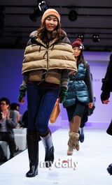 组图：韩女星崔茹珍韩惠珍服装秀 春夏秋冬全演绎