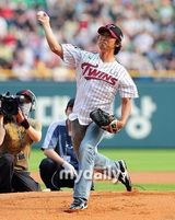 组图：韩星安在旭为棒球赛开球 病后首亮相