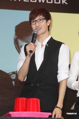 组图：SJ-M台北签唱会 兄弟情深互喂台湾小吃