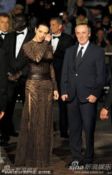 组图：《吸血鬼3D》戛纳首映 艾莎蛇皮纹裙狂野