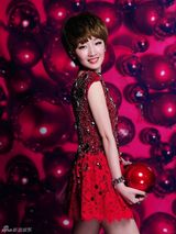 组图：周冬雨圣诞大片 演绎圣诞红与白