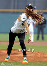 组图：after school嘉熙潇洒开球 挥洒动感魅力